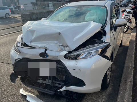 京都市O様　トヨタ アクア　フロントバンパー　ボンネット　ヘッドライト　フロントフェンダー　フロントグリル　破損　お見積りしました。サムネイル