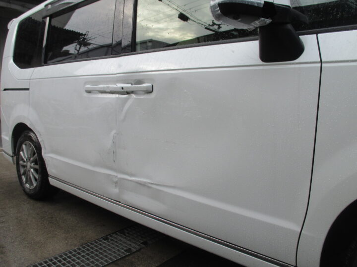 大阪市H様　ホンダ　ステップワゴン　リアドア凹み　サイドミラー　お見積りしました。サムネイル