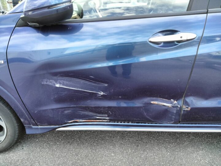 亀岡市M様　ホンダ　ヴェゼル　フロントドア傷・凹み修理　お見積りしました。サムネイル