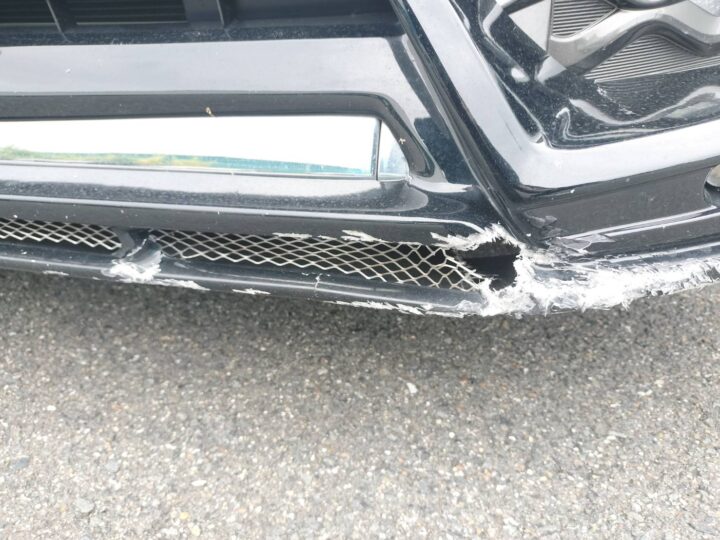 大阪市N様　トヨタ ヴォクシー　フロントバンパー傷　お見積りしました。サムネイル