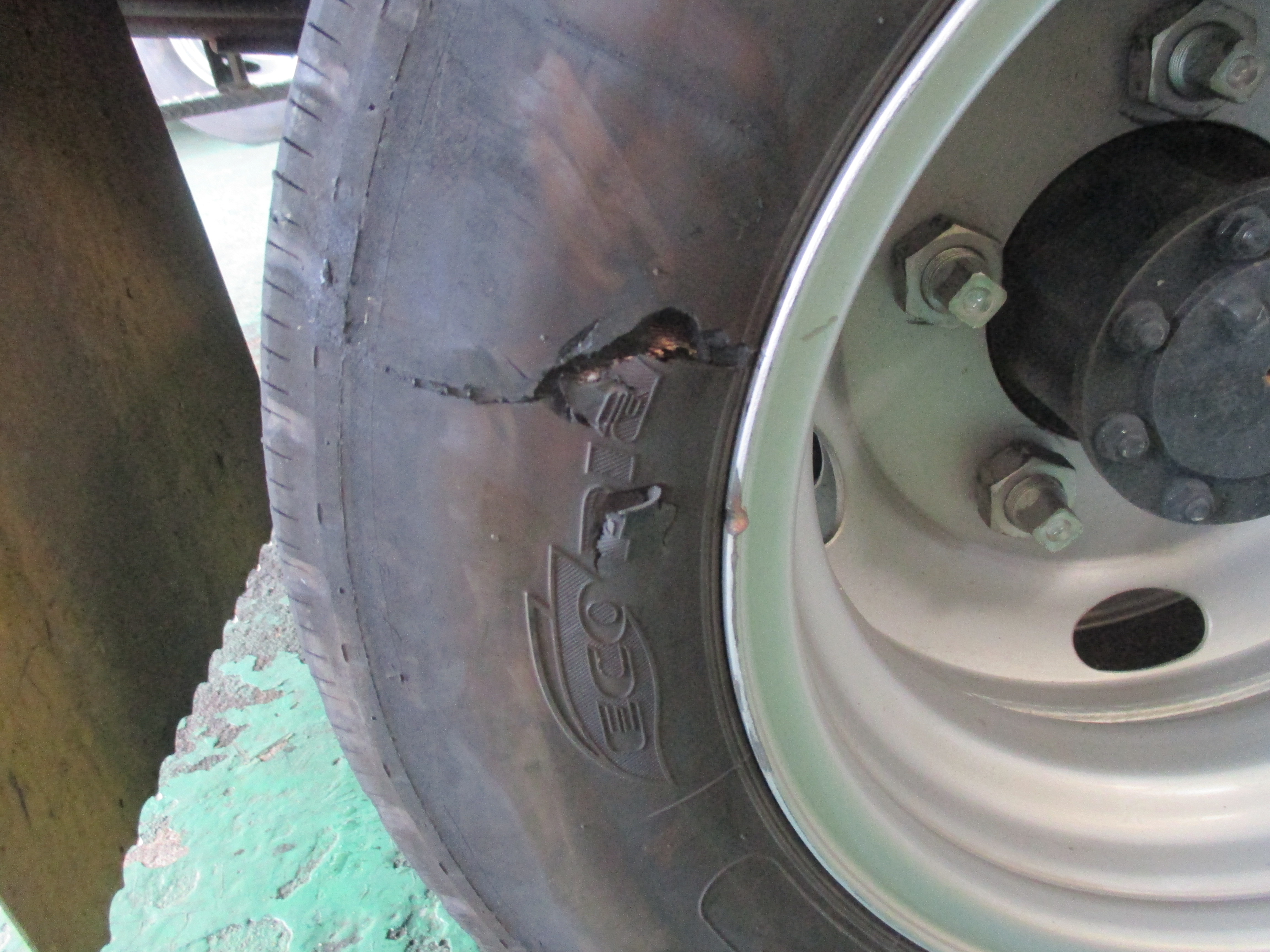 京都市 D様 2ｔトラック タイヤのサイドウォール 亀裂修理 板金工場直営 京都でバンパーの傷 自動車のキズ へこみ修理 板金塗装なら ギオンモータース
